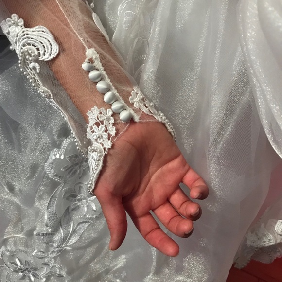 GOEGEOUS Professionally Preserved Vintage Wedding Gown - Picture 12 of 14